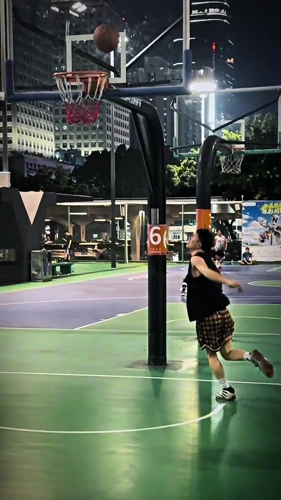 离谱的胯下过人😂 这算犯规嘛?